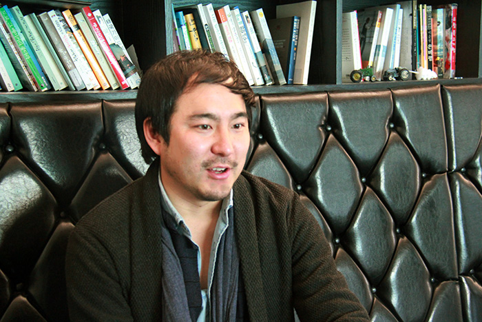Kang Kitae shares his experience in his lecture 'Around the world on a tractor' at the Travel University, a lecture hall in Malli-dong, Seoul.